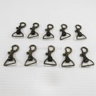 คอหมาโลหะ ปากโค้ง ขนาด 2x4.2 cm  บรรจุ 10 อัน สีทองรมดำ