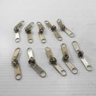 หัวซิปฟันไนลอน ป้าย 2 หาง ขนาดเบอร์ 5  บรรจุ 10 อัน สีนิเกิ้ล