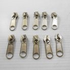 หัวซิปฟันไนลอน ป้าย ขนาดเบอร์ 8  บรรจุ 100 อัน สีนิเกิ้ล รูป 2