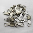 หัวซิปฟันไนลอน ป้าย ขนาดเบอร์ 10  บรรจุ 50 อัน สีนิเกิ้ล