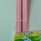 รางผ้าซิปเฉพาะรางซิป ฟันเหล็ก ขนาดเบอร์ 3 ฟันสีทองรมดำ บรรจุ 1 หลา สีชมพูอ่อน รูป 2
