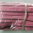 รางผ้าซิปเฉพาะรางซิป ฟันเหล็ก ขนาดเบอร์ 3 ฟันสีทองรมดำ บรรจุ 12 หลา สีชมพูอ่อน