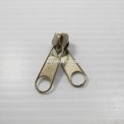 หัวซิปฟันไนลอน ป้าย 2 หาง ขนาดเบอร์ 5  บรรจุ 1200 อัน สีนิเกิ้ล รูป 2