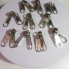 หัวซิปฟันไนลอน สองหาง ขนาดเบอร์ 8  บรรจุ 100 อัน สีนิเกิ้ล