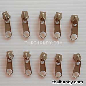 หัวซิปฟันไนลอน ป้าย ขนาดเบอร์ 5  บรรจุ 20 อัน สีกากี รูปเต็ม