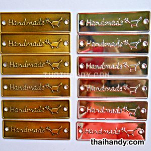 ป้ายโลหะ สี่เหลี่ยม ขนาด 2x7 cm  บรรจุ 100 อัน สีคละสีเงินกับทองรมดำ รูปเต็ม