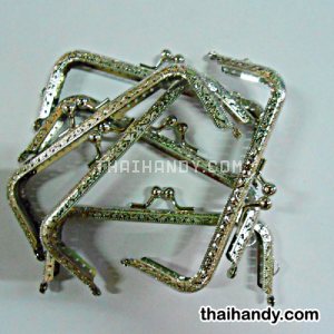 ปากกระเป๋าลายไทย มีรูทรงเหลี่ยม ขนาด 5 นิ้ว บรรจุ 10 อัน สีเงิน รูปเต็ม