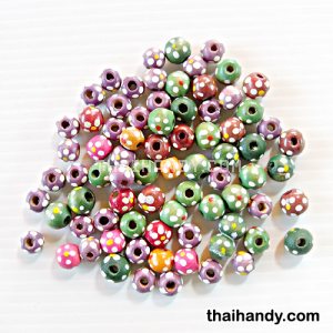 ลูกปัดไม้ ลายจุด ขนาด 6-8 mm  บรรจุ 10 กรัม สีคละสี รูปเต็ม