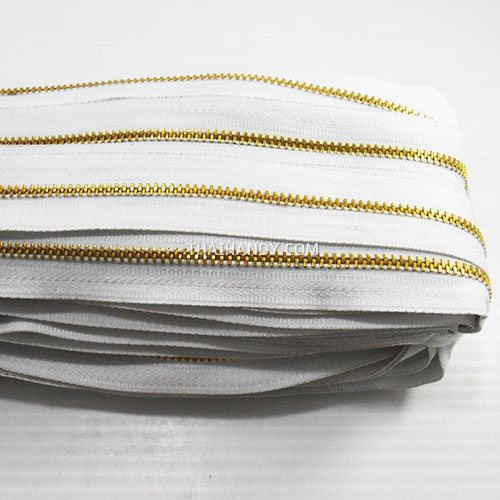 รางผ้าซิปเฉพาะรางซิป ฟันเหล็ก ขนาดเบอร์ 3 ฟันสีทองเหลือง บรรจุ 12 หลา สีขาว รูปเต็ม