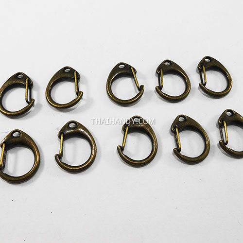 คอหมาโลหะ ตัวซี ขนาด 1.88x2.42 cm  บรรจุ 10 อัน สีทองรมดำ รูปเต็ม