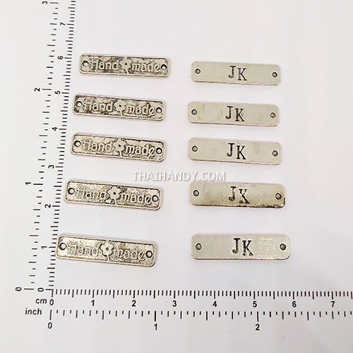 ป้ายโลหะ สี่เหลี่ยม ขนาด 2.5x0.5 cm  บรรจุ 10 อัน สีนิเกิ้ล รูปเต็ม