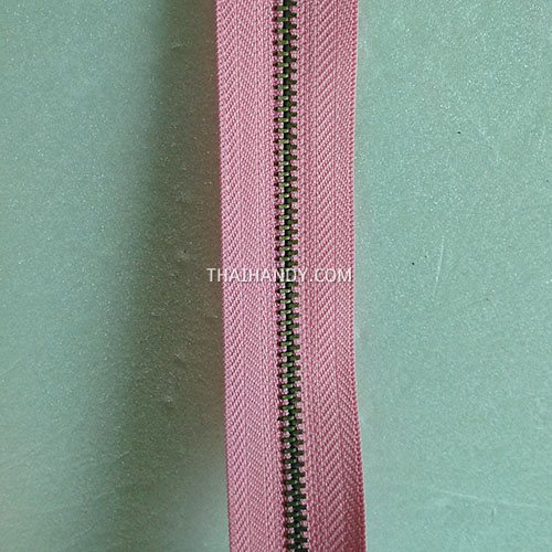 รางผ้าซิปเฉพาะรางซิป ฟันเหล็ก ขนาดเบอร์ 3 ฟันสีทองรมดำ บรรจุ 1 หลา สีชมพูอ่อน รูปเต็ม
