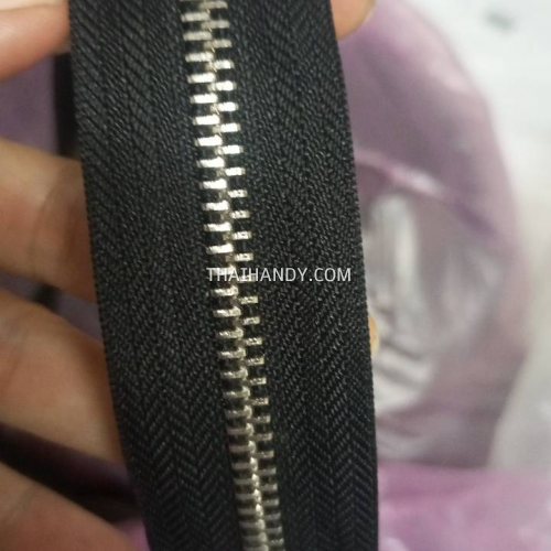 รางผ้าซิปเฉพาะรางซิป ฟันเหล็ก ขนาดเบอร์ 5 ฟันสีทอง บรรจุ 50 หลา สีดำ รูปเต็ม